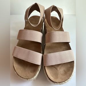 Women’s sandals, size 7, soft pink color.